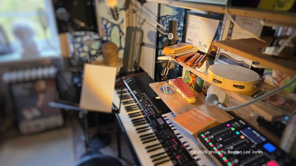 Rhythmusinstrumente, Glockenspiel und Unterrichtsmaterialien im Musikunterricht der BLJ Academy