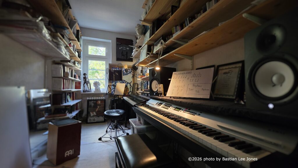 Unterrichtsraum der BLJ Academy mit Kawai-Instrumenten, Mikrofonen, Musikbibliothek und Rhythmusinstrumenten