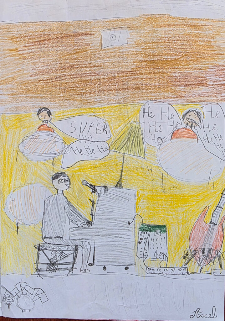 Farbige Schülerzeichnung mit Pianist am Klavier, Mikrofon, Instrumenten und Publikum