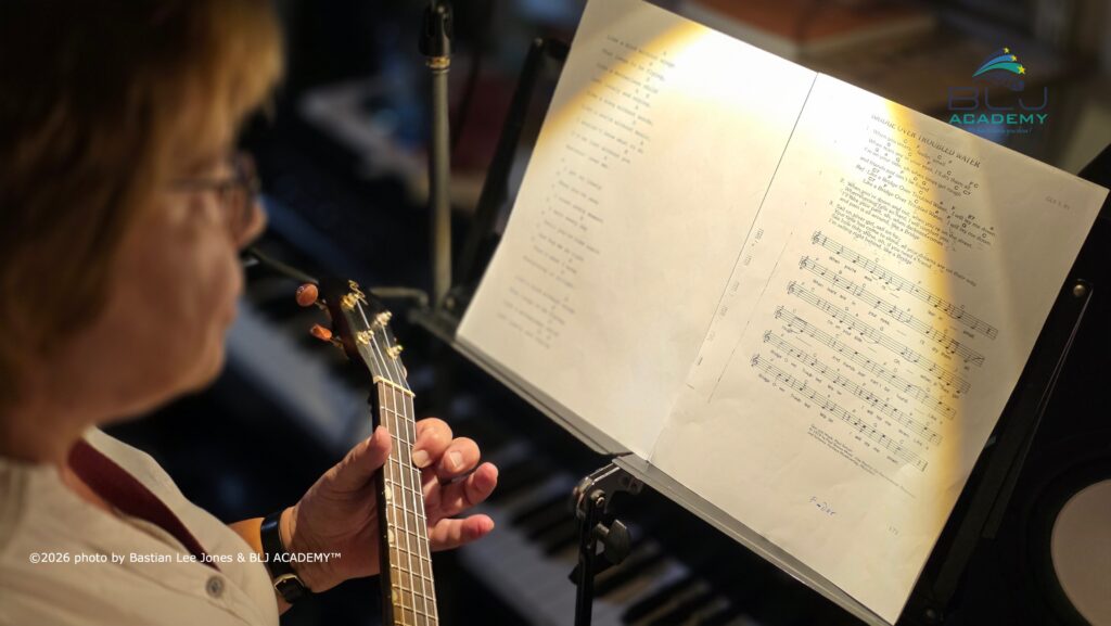 Unterrichtssituation in der BLJ Academy mit Ukulele und Gesang und Song-Leadsheet.